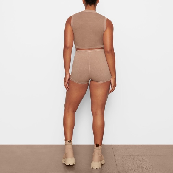 SKIMS OUTDOOR SHORT SHORT in Tigers Eye NEW - Picture 3 of 11